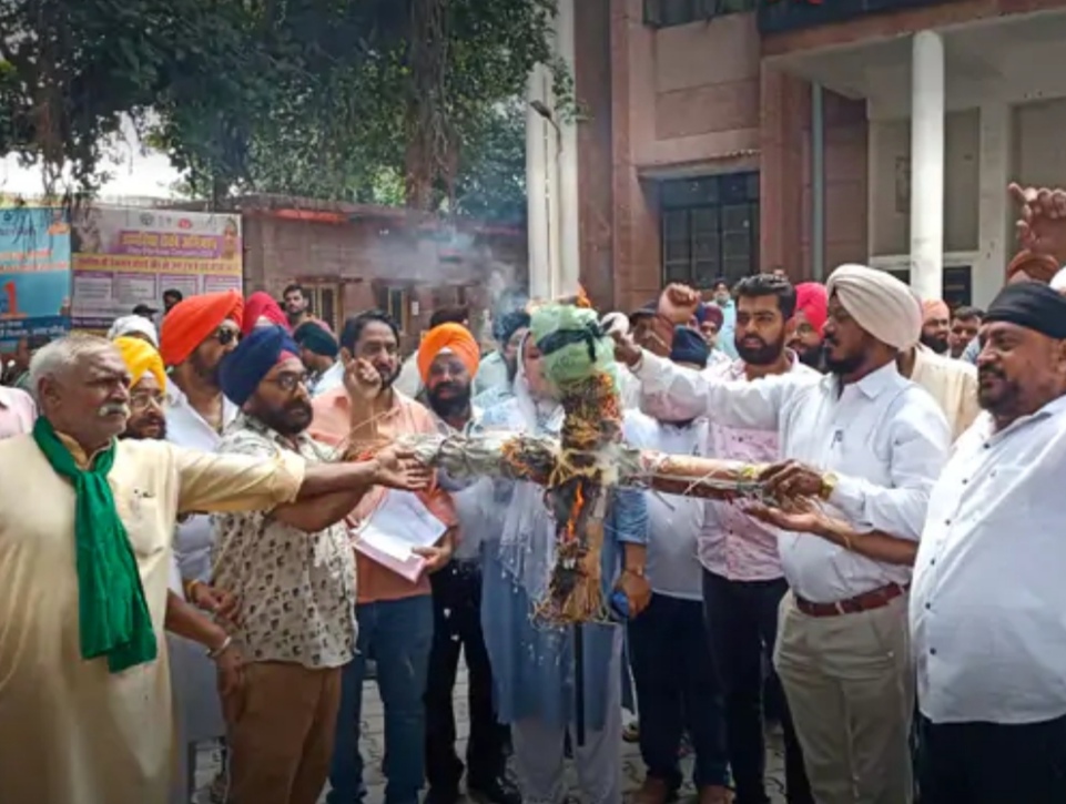 राहुल गाँधी का पुतला फूंकते हुए सिक्ख समाज के लोग राहुल गाँधी का पुतला फूंकते हुए सिक्ख समाज के लोग