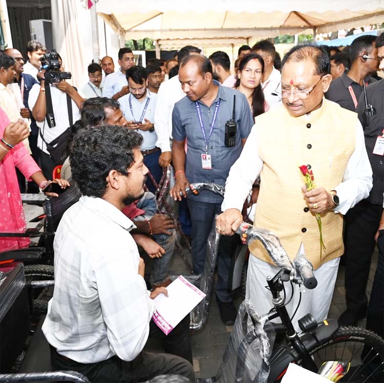 राजूराम वाचम को जनदर्शन में मोटराइज्ड ट्राइसाइकिल प्रदान करते मुख्यमंत्री साय राजूराम वाचम को जनदर्शन में मोटराइज्ड ट्राइसाइकिल प्रदान करते मुख्यमंत्री साय