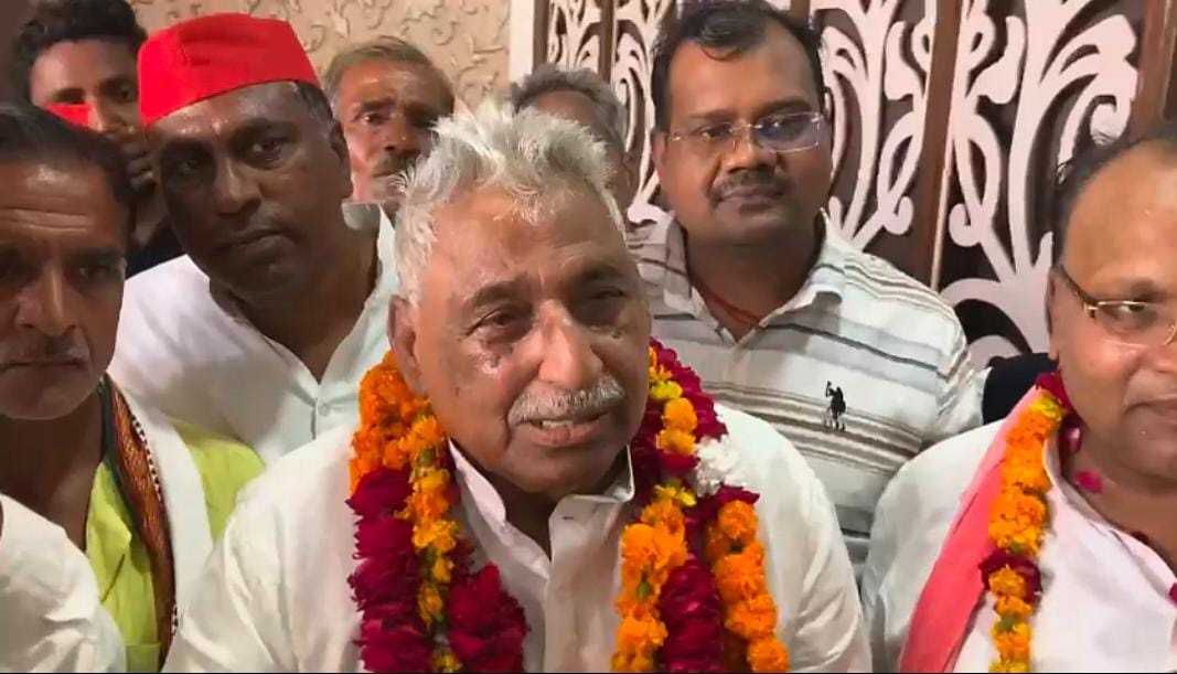 मीडिया से बात करते नेता विराेधीदल माता प्रसाद पांडेय मीडिया से बात करते नेता विराेधीदल माता प्रसाद पांडेय