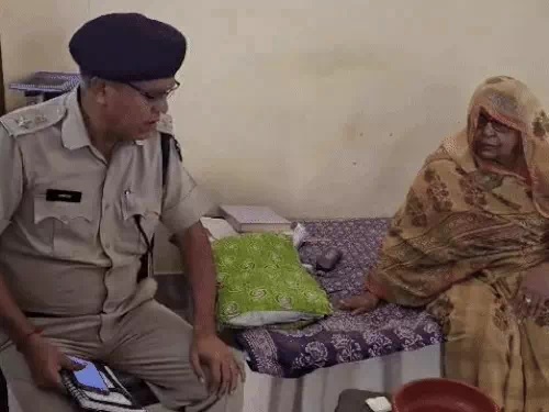 घटनास्थल पर पहुंचकर परिवार से जानकारी जुटाते एएसपी जसाराम बोस घटनास्थल पर पहुंचकर परिवार से जानकारी जुटाते एएसपी जसाराम बोस
