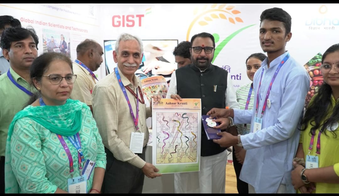 आयुष मंत्री प्रताप राव जाधव विश्व खाद्य सम्मेलन में आयुष पवेलियन का दौरा करते हुए आयुष मंत्री प्रताप राव जाधव विश्व खाद्य सम्मेलन में आयुष पवेलियन का दौरा करते हुए