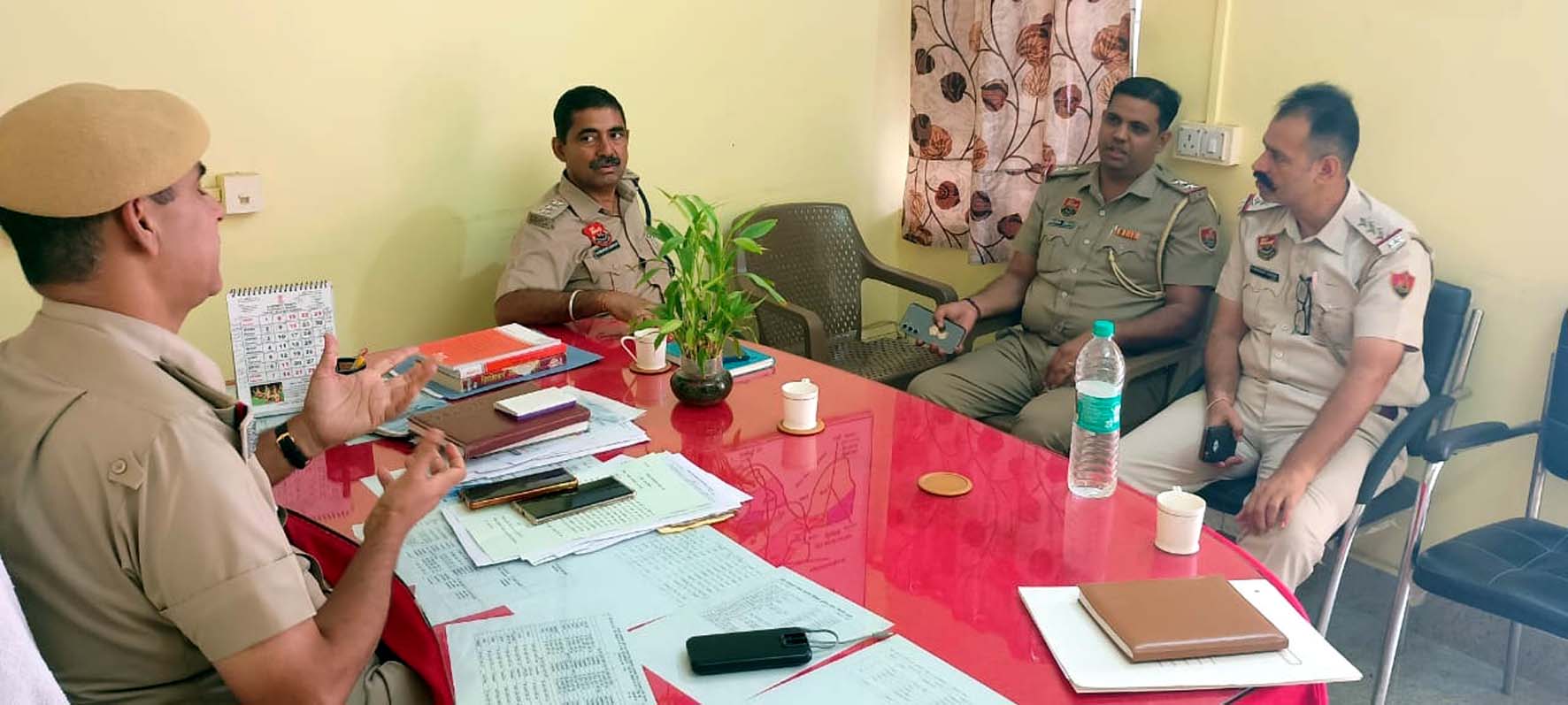 इंटर स्टेट मीटिंग में बातचीत करते पुलिस अधिकारी। इंटर स्टेट मीटिंग में बातचीत करते पुलिस अधिकारी।
