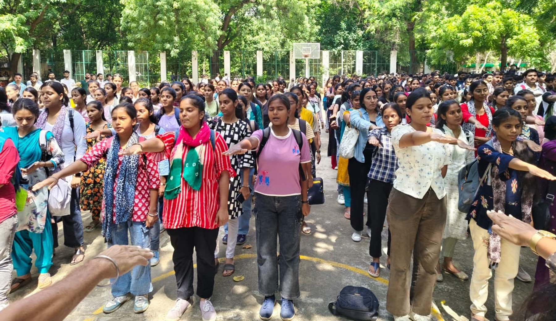 फोटो नंबर-03: गुरुग्राम के द्रोणाचार्य कालेज में मतदान की शपथ लेते छात्र-छात्राएं। फोटो नंबर-03: गुरुग्राम के द्रोणाचार्य कालेज में मतदान की शपथ लेते छात्र-छात्राएं।