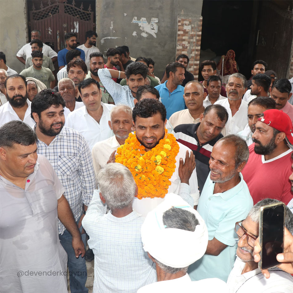 20 Snp-3 सोनीपत: लोगों का अभिवादन स्वीकार करते हुए देवेंद्र कादियान। 20 Snp-3 सोनीपत: लोगों का अभिवादन स्वीकार करते हुए देवेंद्र कादियान।