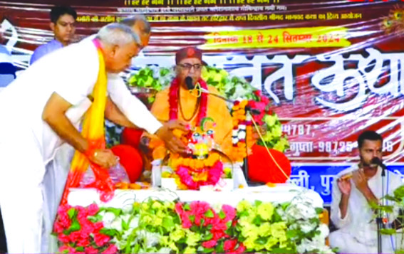 कथा श्रवण करते महामण्डलेश्वर स्वामी नर्मदाशंकर पुरी कथा श्रवण करते महामण्डलेश्वर स्वामी नर्मदाशंकर पुरी