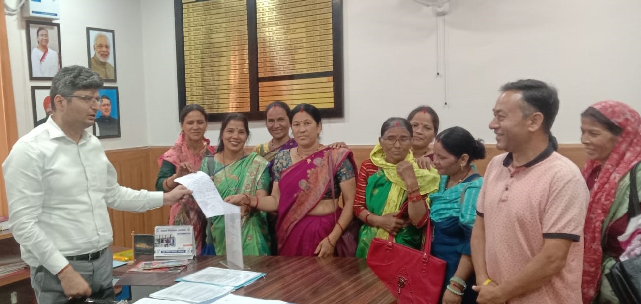 गोपेश्वर में जिलाधिकारी को ज्ञापन सौंपते हुए ग्रामीण। गोपेश्वर में जिलाधिकारी को ज्ञापन सौंपते हुए ग्रामीण।