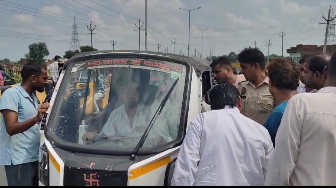 मौके पर मौजूद भीड़ मौके पर मौजूद भीड़