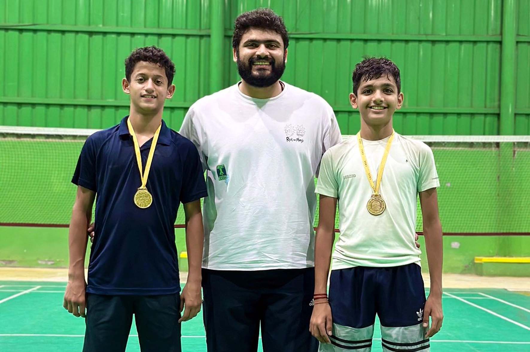 स्टेट लेवल के टूर्नामेंट में स्वर्ण पदक जीतने वाले खिलाड़ी समर्थ व घनिष्ठ अपने कोच साहिल थरेजा के साथ। स्टेट लेवल के टूर्नामेंट में स्वर्ण पदक जीतने वाले खिलाड़ी समर्थ व घनिष्ठ अपने कोच साहिल थरेजा के साथ।