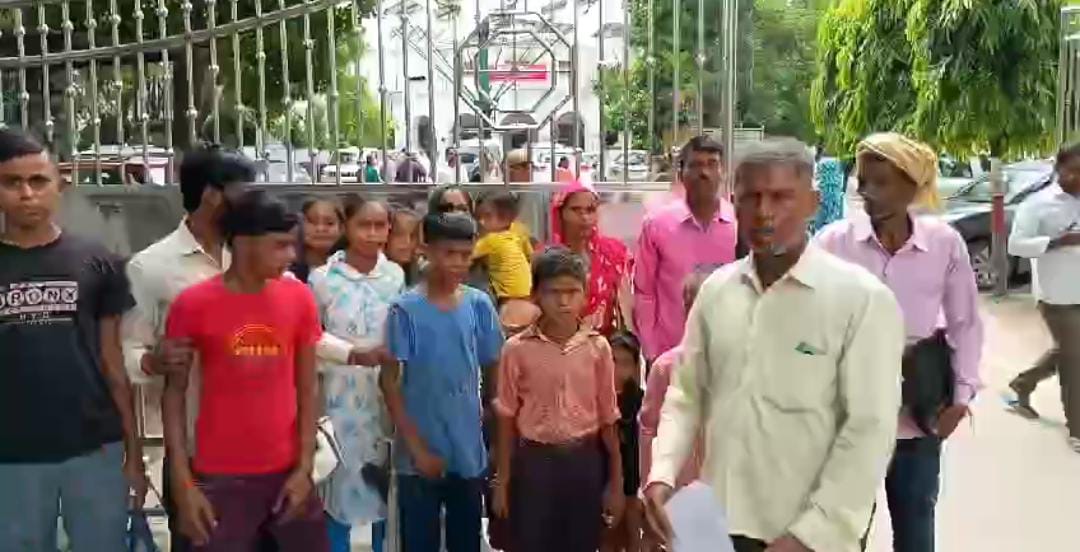 दलित की जमीन पर ग्राम प्रधान के करीबी कर रहे कब्जा डीएम से की शिकायत दलित की जमीन पर ग्राम प्रधान के करीबी कर रहे कब्जा डीएम से की शिकायत
