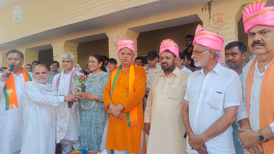 20 Snp- सोनीपत:घसौली में देंवद्र कौशिक का स्वागत करते हुए ग्रामीण। 20 Snp- सोनीपत:घसौली में देंवद्र कौशिक का स्वागत करते हुए ग्रामीण।
