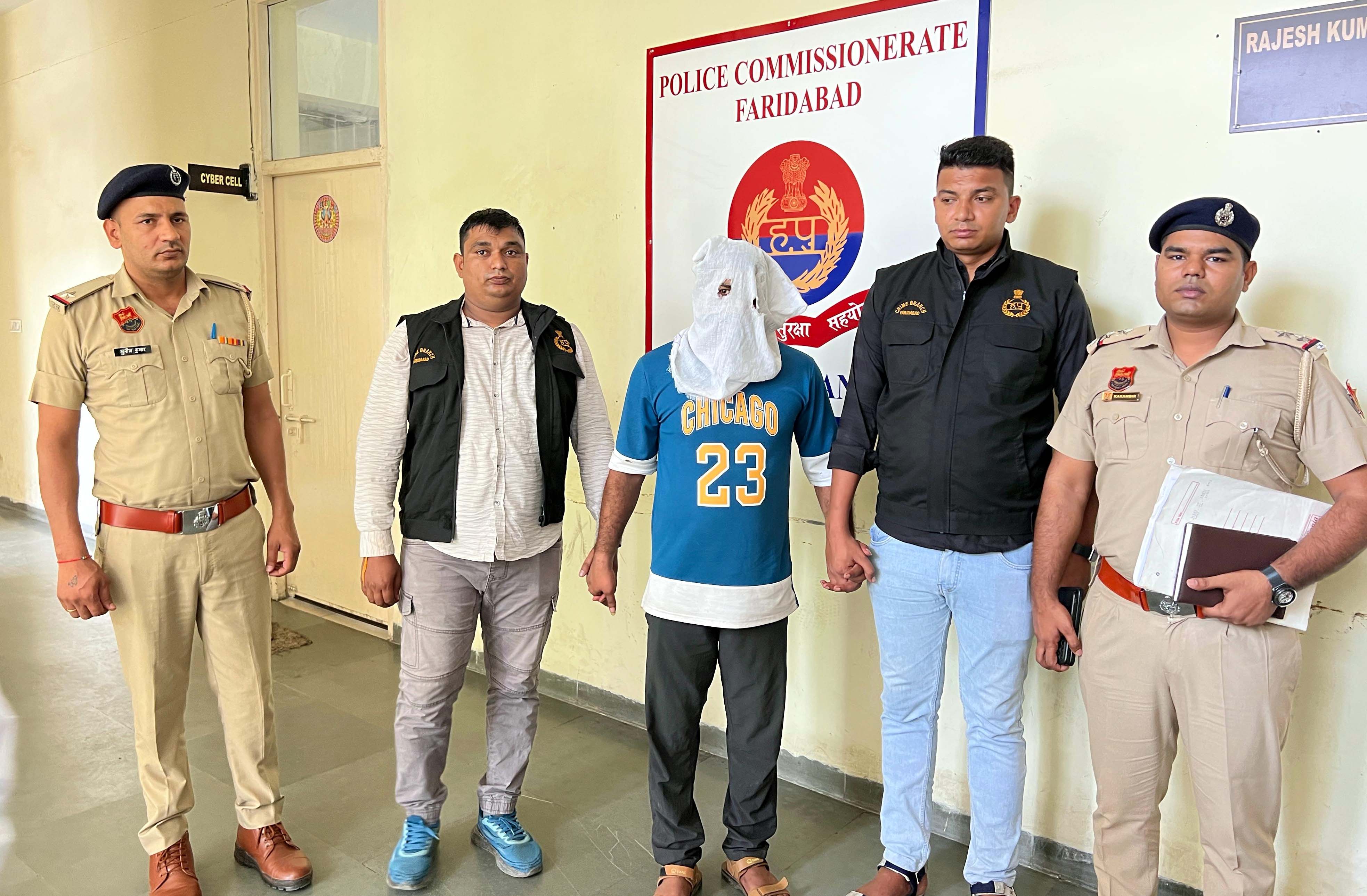 पुलिस द्वारा गिरफ्तार किया गया आरोपी पुलिस द्वारा गिरफ्तार किया गया आरोपी