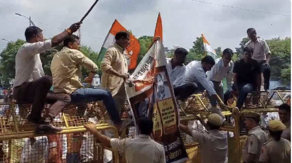 राहुल गांधी पर बयान को लेकर कांग्रेस का प्रदर्शन:गेट में घुसने को लेकर पुलिस से झड़प, राहुल गांधी पर बयान को लेकर कांग्रेस का प्रदर्शन:गेट में घुसने को लेकर पुलिस से झड़प,