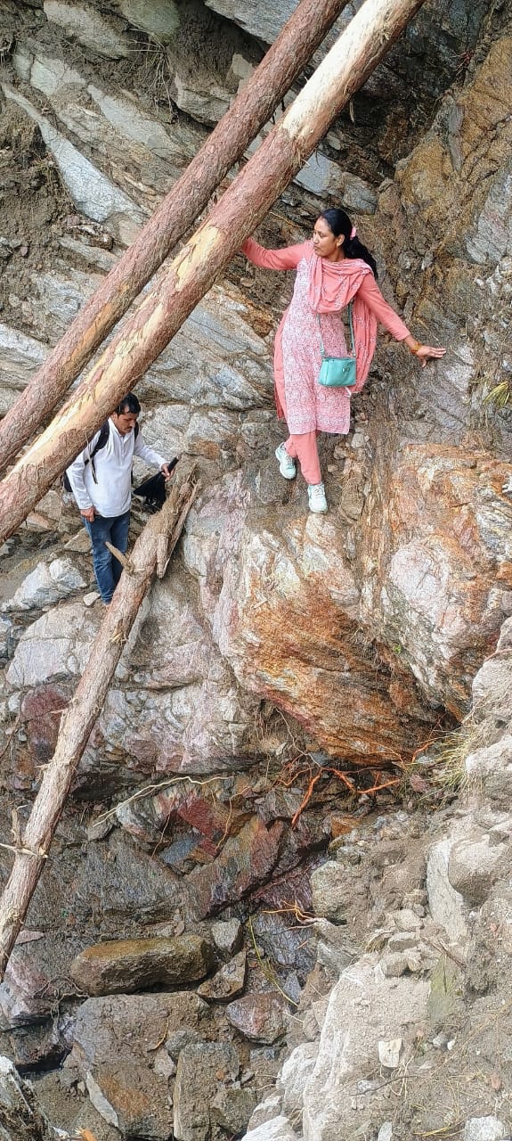 जोखिम भरे रास्ते से स्कूल जाते शिक्षक जोखिम भरे रास्ते से स्कूल जाते शिक्षक