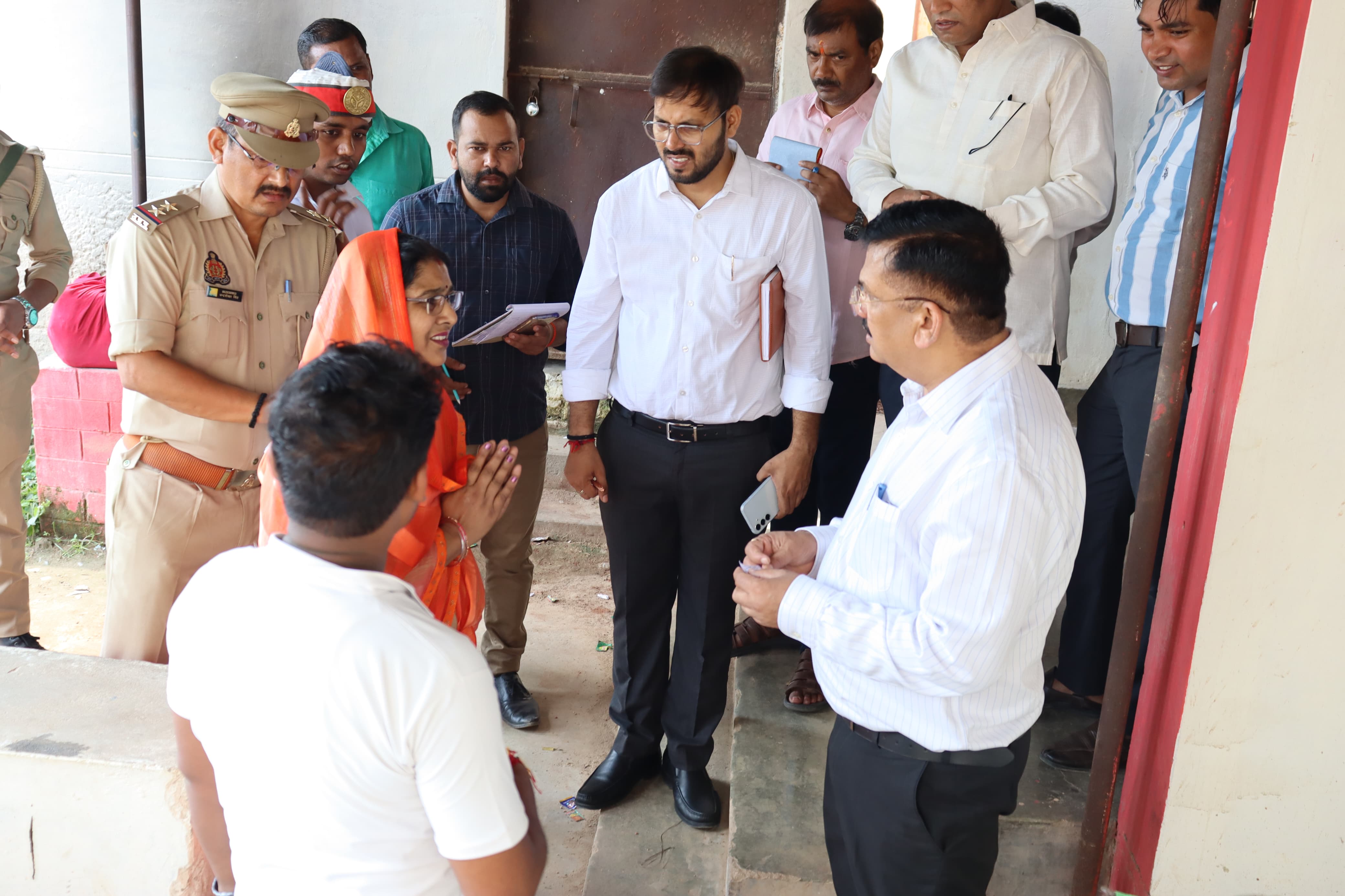 जिलाधिकारी ने तहसीलदार सदर कार्यालय का किया निरक्षण जिलाधिकारी ने तहसीलदार सदर कार्यालय का किया निरक्षण