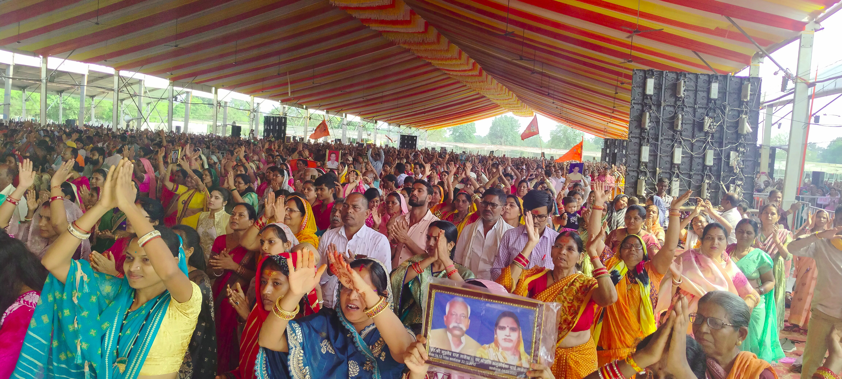 बांसपारा कुकरेल में आयोजित कथा स्थल पर लगी लोगों की भीड़। बांसपारा कुकरेल में आयोजित कथा स्थल पर लगी लोगों की भीड़।