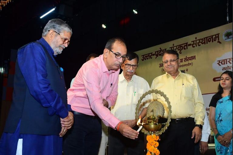 दीप जलाते डॉ. आनन्द ओझा दीप जलाते डॉ. आनन्द ओझा