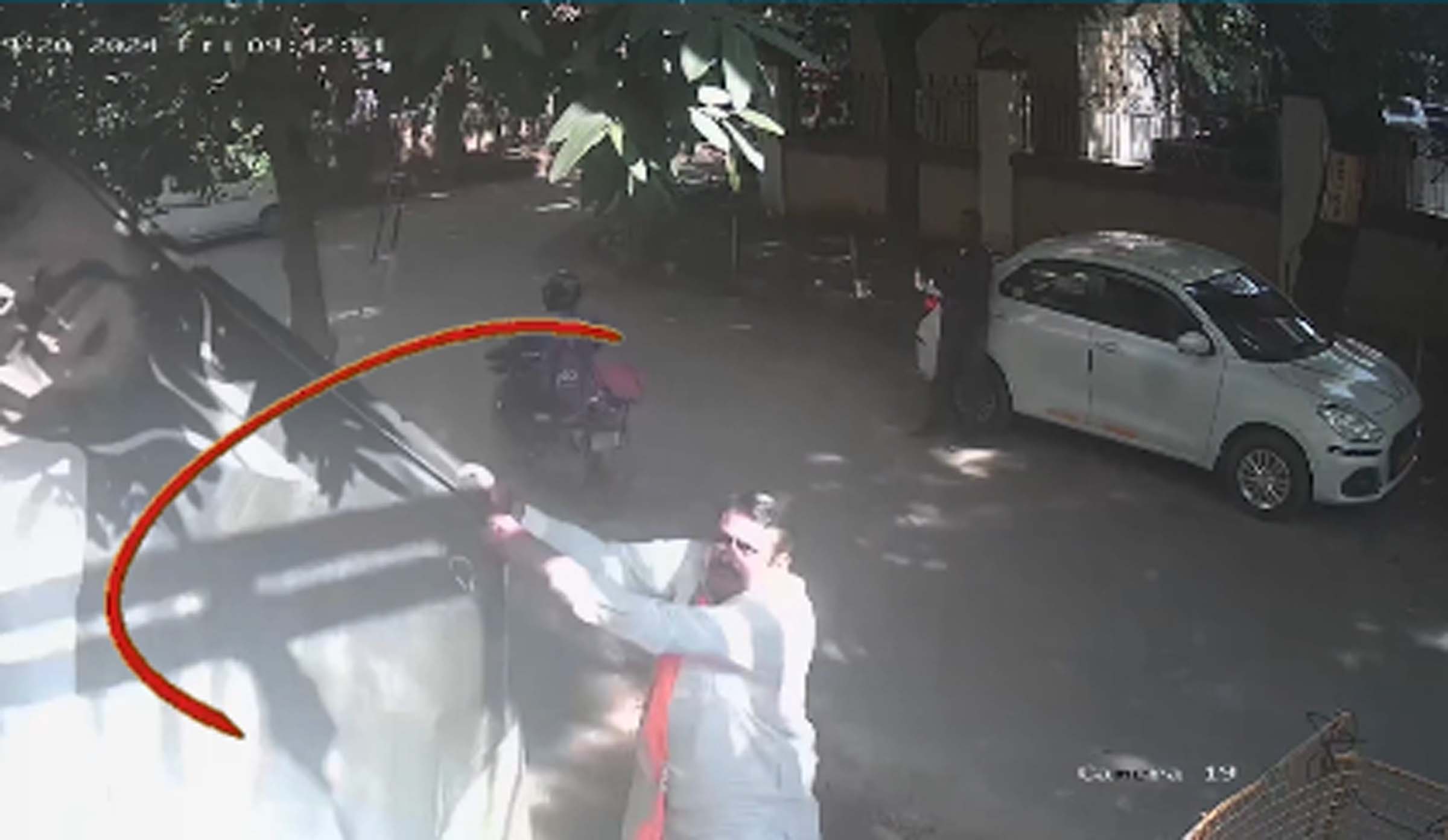 फोटो नंबर-05: गुरुग्राम विधानसभा में नवीन गोयल के बैनर फाड़ता बीजेपी प्रत्याशी का समर्थक। फोटो नंबर-05: गुरुग्राम विधानसभा में नवीन गोयल के बैनर फाड़ता बीजेपी प्रत्याशी का समर्थक।