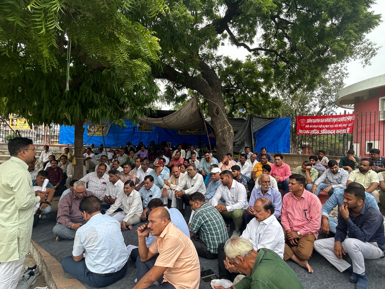 मुख्यमंत्री की घोषणा को क्रियान्वित की नहीं होने के विरोध में राज्य कर्मचारियों ने मनाया ज्ञापन दिवस