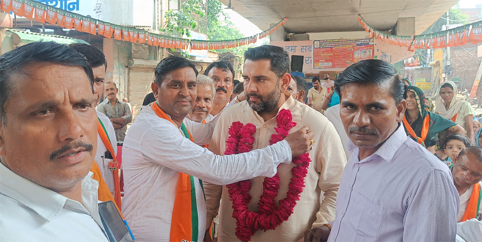 20 Snp-5 सोनीपत: भाजपा उम्मीदवार निखिल मदान का राजेंद्र नगर में स्वागत करते हुए स्थानीय लोग। 20 Snp-5 सोनीपत: भाजपा उम्मीदवार निखिल मदान का राजेंद्र नगर में स्वागत करते हुए स्थानीय लोग।