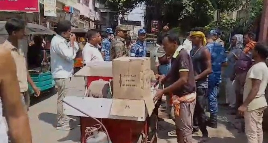 अतिक्रमण हटाती पुलिस अतिक्रमण हटाती पुलिस