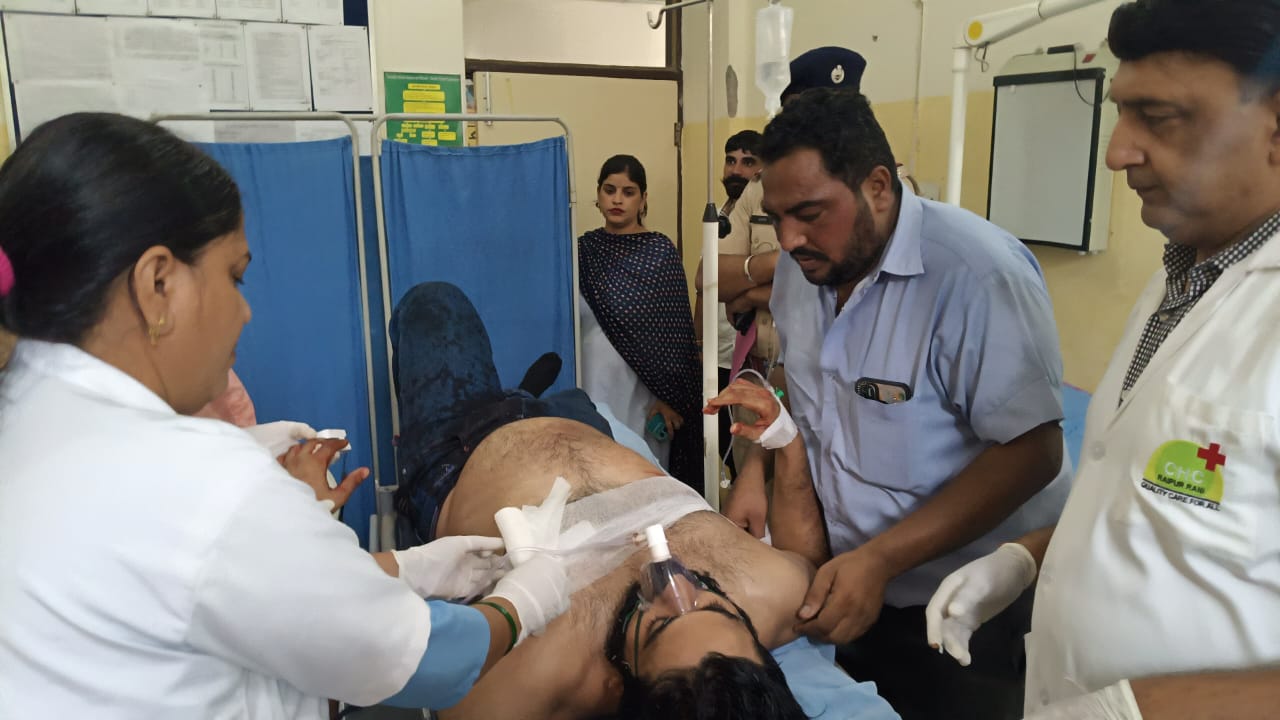 घायल कांग्रेस कार्यकर्ता काे अस्पताल लेकर आते समर्थक घायल कांग्रेस कार्यकर्ता काे अस्पताल लेकर आते समर्थक