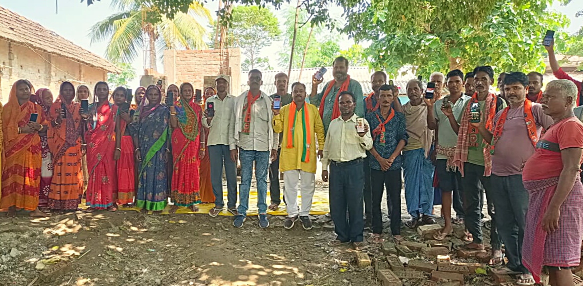 भाजपा का सदस्य बनते ग्रामीण भाजपा का सदस्य बनते ग्रामीण