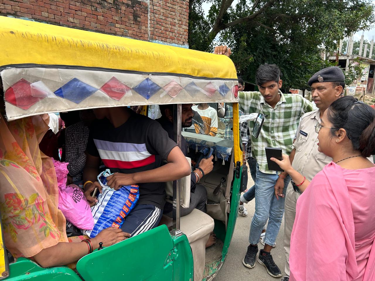 ऑटो चालक से पूछताछ करतीं क्षेत्रीय परिवहन अधिकारी ऑटो चालक से पूछताछ करतीं क्षेत्रीय परिवहन अधिकारी