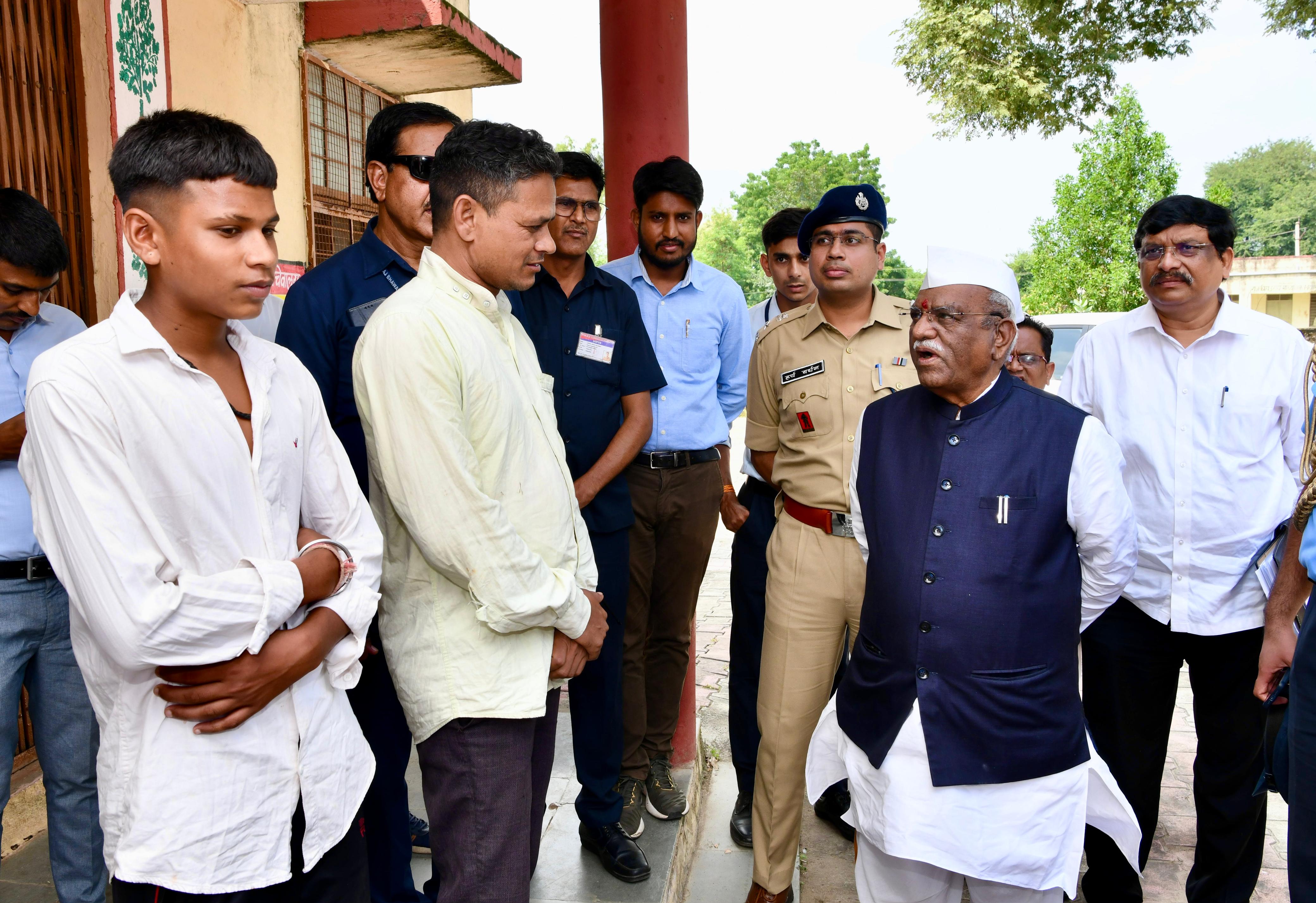 राज्यपाल ने बड़वी में प्रधानमंत्री ग्रामीण आवास देखा राज्यपाल ने बड़वी में प्रधानमंत्री ग्रामीण आवास देखा