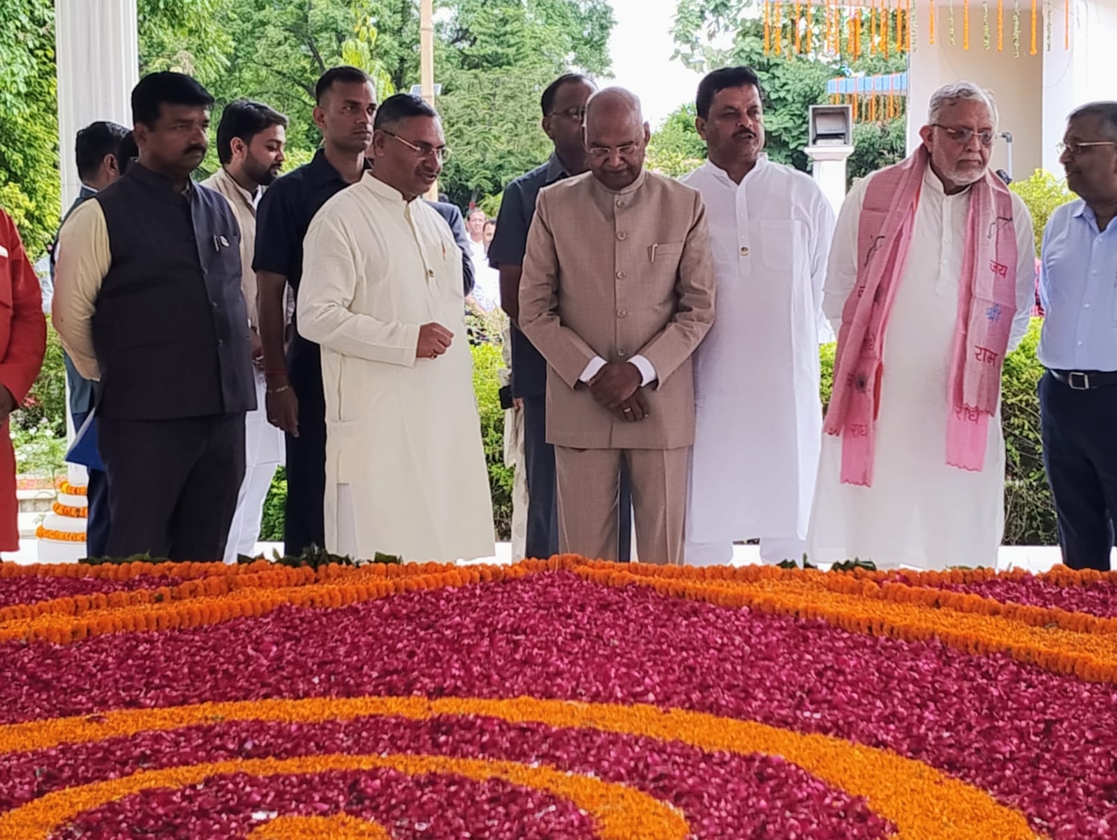 पूर्व राष्ट्रपति रामनाथ कोविंद ने रामचंद्र बाबू जी की समाधि पर पुष्प चक्र अर्पित कर किया नमन पूर्व राष्ट्रपति रामनाथ कोविंद ने रामचंद्र बाबू जी की समाधि पर पुष्प चक्र अर्पित कर किया नमन