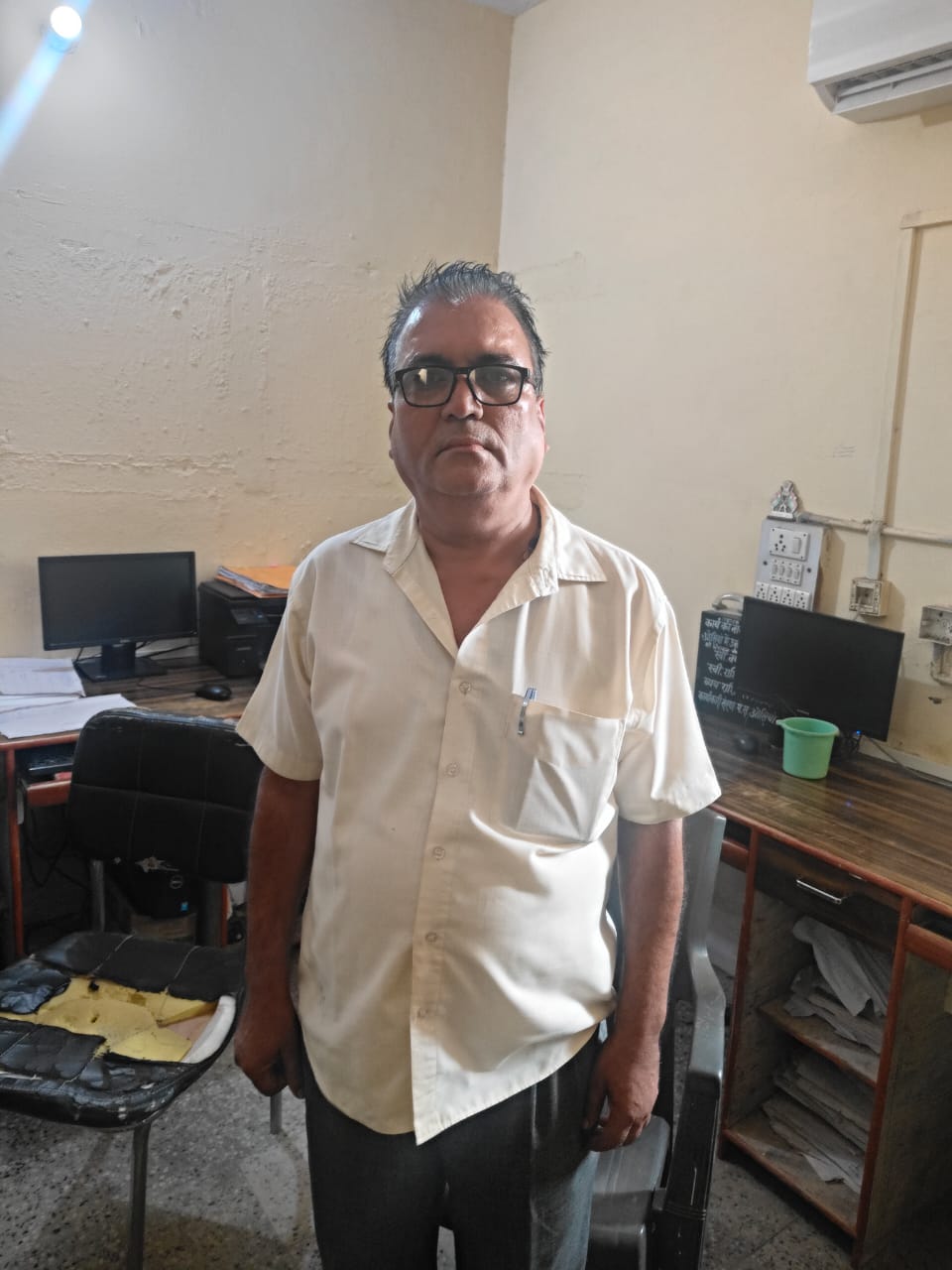 जन स्वास्थ्य अभियांत्रिकी विभाग का सहायक प्रशासनिक अधिकारी दस हजार रुपये की रिश्वत राशि लेते गिरफ्तार जन स्वास्थ्य अभियांत्रिकी विभाग का सहायक प्रशासनिक अधिकारी दस हजार रुपये की रिश्वत राशि लेते गिरफ्तार
