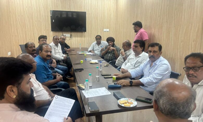 चेंबर ऑफ कॉमर्स एंड इंडस्ट्रीज के पदाधिकारी चर्चा करते हुए चेंबर ऑफ कॉमर्स एंड इंडस्ट्रीज के पदाधिकारी चर्चा करते हुए