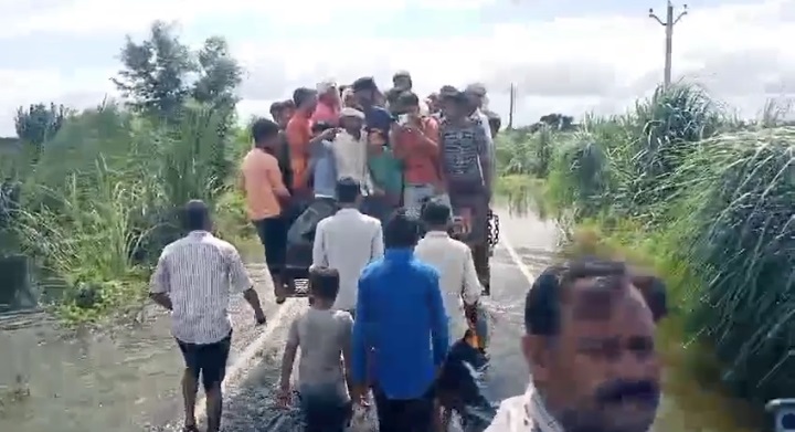 पलायन करते गांव वाले पलायन करते गांव वाले