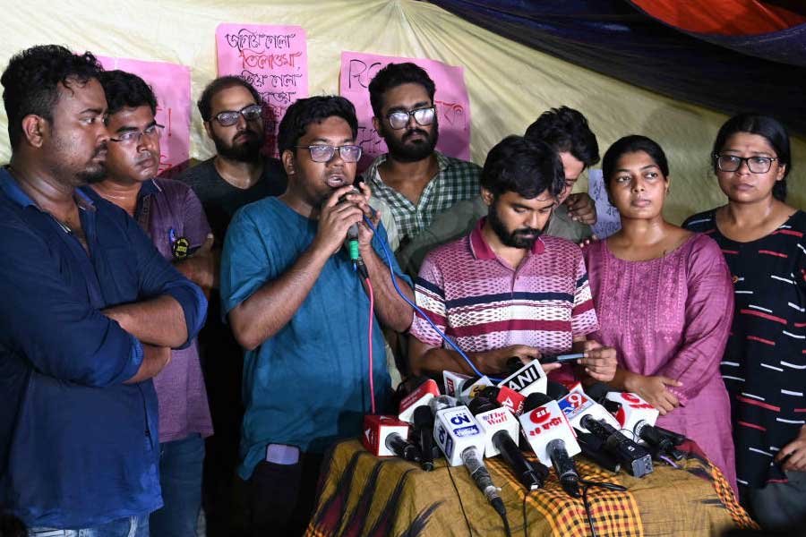 जूनियर डॉक्टरों की हड़ताल खत्म जूनियर डॉक्टरों की हड़ताल खत्म