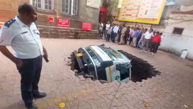 पुणे में सडक़ धसकने से ट्रक 25 फीट गहरे गड्ढे में गिरा, चालक बाल-बाल बचा पुणे में सडक़ धसकने से ट्रक 25 फीट गहरे गड्ढे में गिरा, चालक बाल-बाल बचा