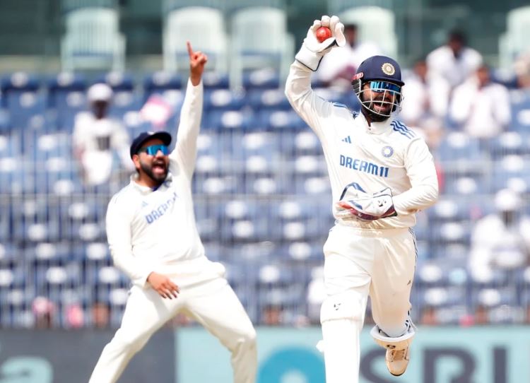 विकेट का जश्न मनाते रोहित शर्मा और ऋषभ पंत विकेट का जश्न मनाते रोहित शर्मा और ऋषभ पंत