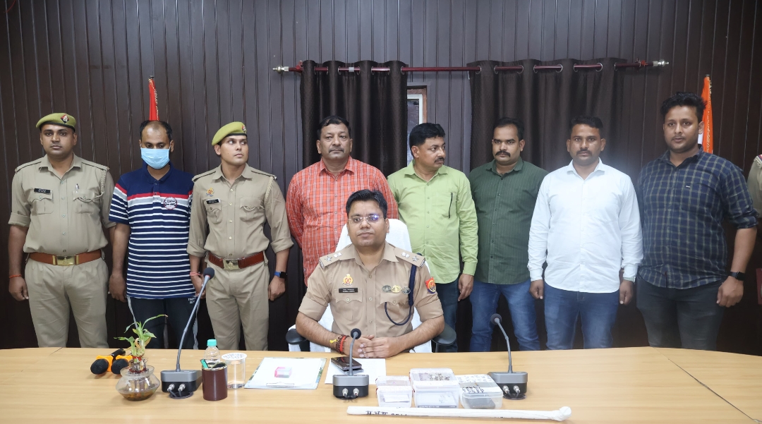 हत्या की घटना का खुलासा करते हुए पुलिस अधीक्षक धवल जायसवाल हत्या की घटना का खुलासा करते हुए पुलिस अधीक्षक धवल जायसवाल