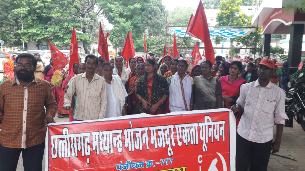 धरना के बाद रैली निकालकर जताया विरोध। धरना के बाद रैली निकालकर जताया विरोध।