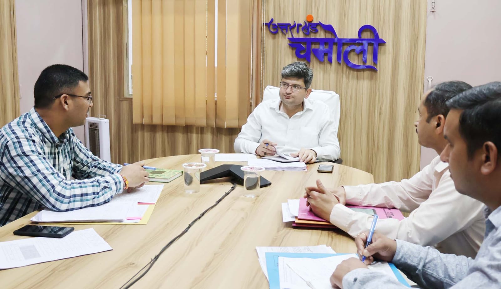 गोपेश्वर में वीसी के माध्यम से लोनिवि की बैठक लेते हुए डीएम चमोली। गोपेश्वर में वीसी के माध्यम से लोनिवि की बैठक लेते हुए डीएम चमोली।
