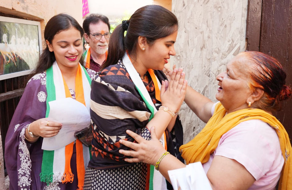 20 Snp-1 सोनीपत: समाज सेविका समीक्षा पंवार जनसंपर्क अभियान के दौरान आशीर्वाद लेते हुए। 20 Snp-1 सोनीपत: समाज सेविका समीक्षा पंवार जनसंपर्क अभियान के दौरान आशीर्वाद लेते हुए।