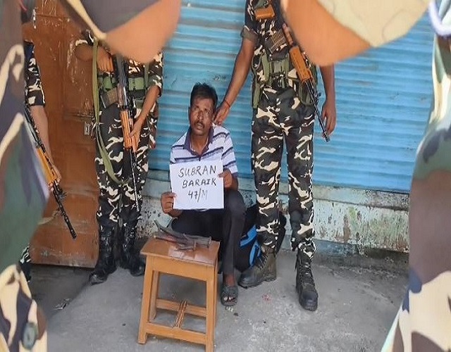 हिरण के सींग के साथ गिरफ्तार व्यक्ति हिरण के सींग के साथ गिरफ्तार व्यक्ति
