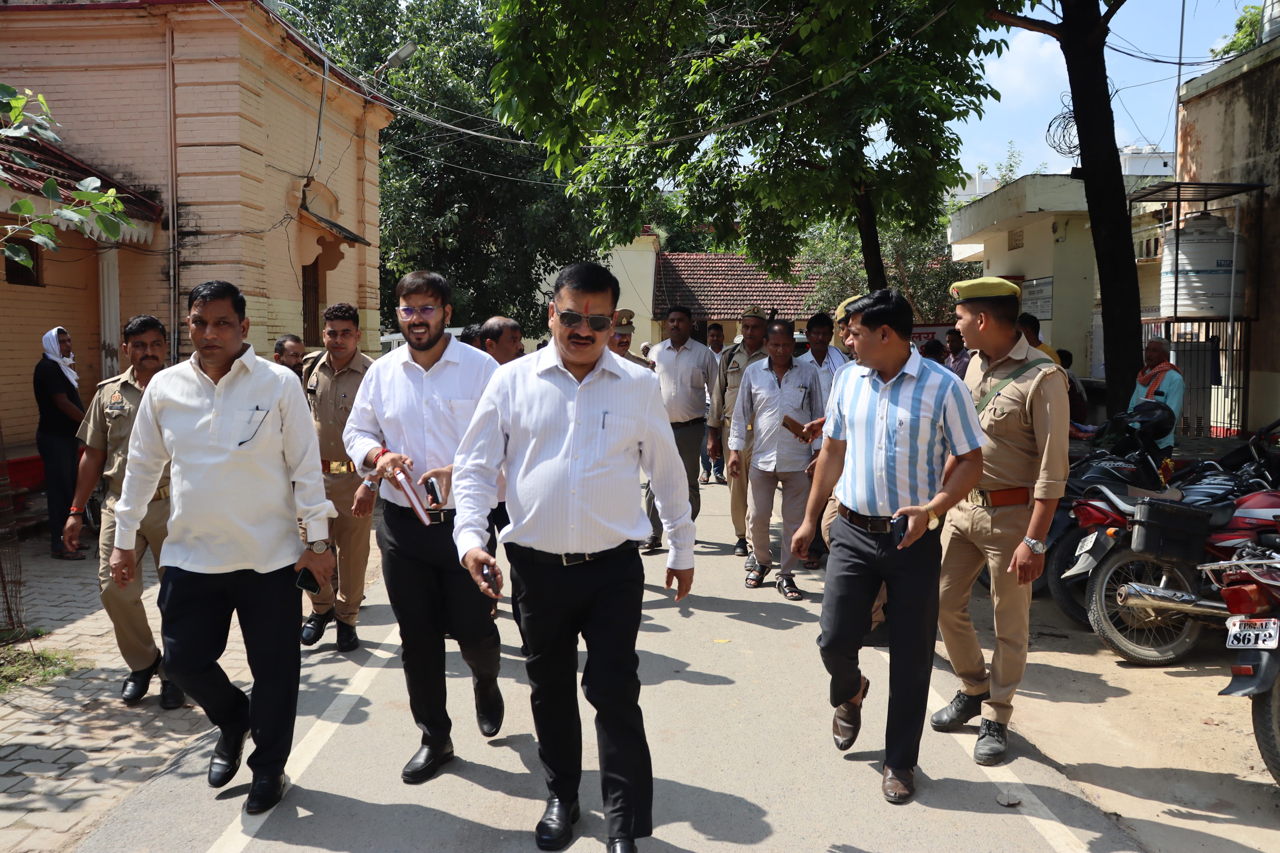 जिलाधिकारी ने तहसीलदार सदर कार्यालय का किया निरक्षण जिलाधिकारी ने तहसीलदार सदर कार्यालय का किया निरक्षण