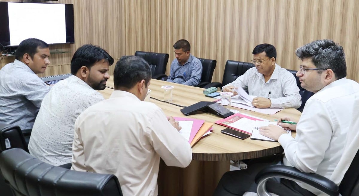 गोपेश्वर में पीएमजीएसवाई की समीक्षा बैठक करते हुए डीएम चमोली। गोपेश्वर में पीएमजीएसवाई की समीक्षा बैठक करते हुए डीएम चमोली।
