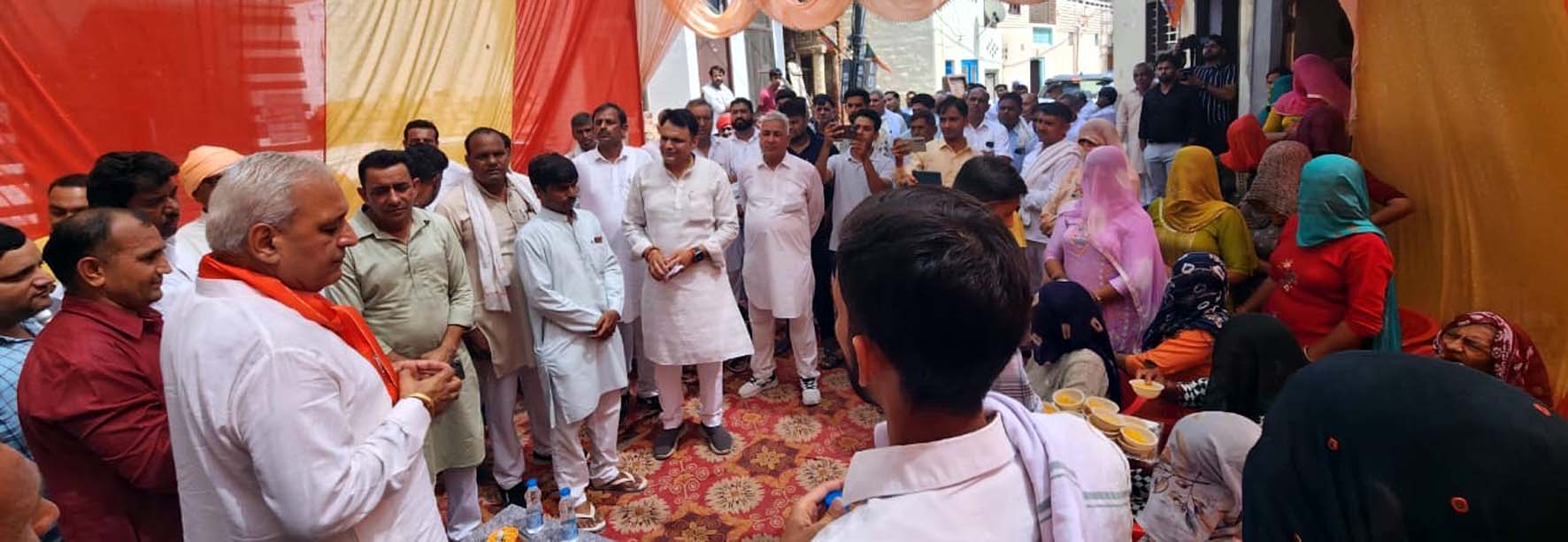 जनसंपर्क अभियान के दौरान लोगों से मुलाकात कर उनसे वोटो की अपील करते भाजपा प्रत्याशी के रणबीर गंगवा जनसंपर्क अभियान के दौरान लोगों से मुलाकात कर उनसे वोटो की अपील करते भाजपा प्रत्याशी के रणबीर गंगवा