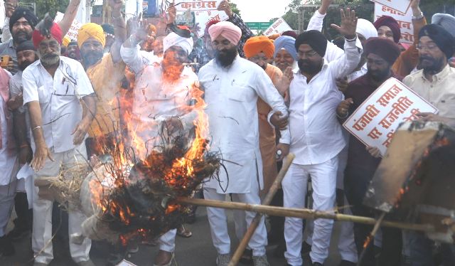 राहुल गांधी के बयान को लेकर फूंटा गुस्सा (लखनउ) राहुल गांधी के बयान को लेकर फूंटा गुस्सा (लखनउ)