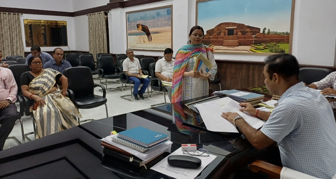 बैठक करते जिलाधिकारी बैठक करते जिलाधिकारी