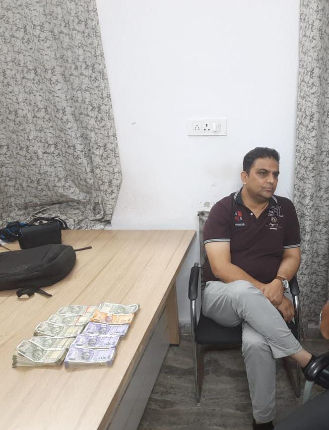देवस्थान विभाग के सहायक आयुक्त 3 लाख 60 हजार रुपये संदिग्ध राशि के साथ पकड़ा देवस्थान विभाग के सहायक आयुक्त 3 लाख 60 हजार रुपये संदिग्ध राशि के साथ पकड़ा