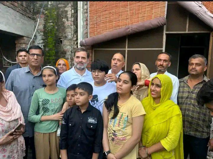 करनाल के गांव घाेघड़ीपुर में अमित के परिजनाें के साथ राहुल गांधी करनाल के गांव घाेघड़ीपुर में अमित के परिजनाें के साथ राहुल गांधी