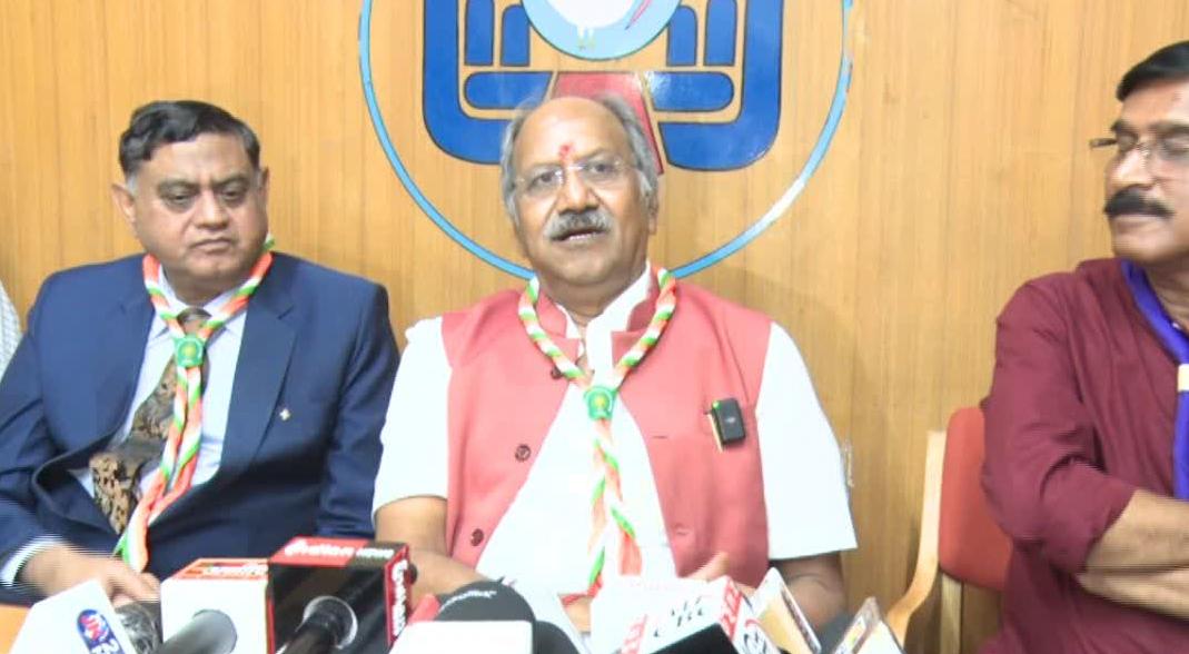 रायपुर सांसद बृजमोहन अग्रवाल रायपुर प्रेस क्लब में पत्रकारवार्ता में चर्चा करते हुए रायपुर सांसद बृजमोहन अग्रवाल रायपुर प्रेस क्लब में पत्रकारवार्ता में चर्चा करते हुए