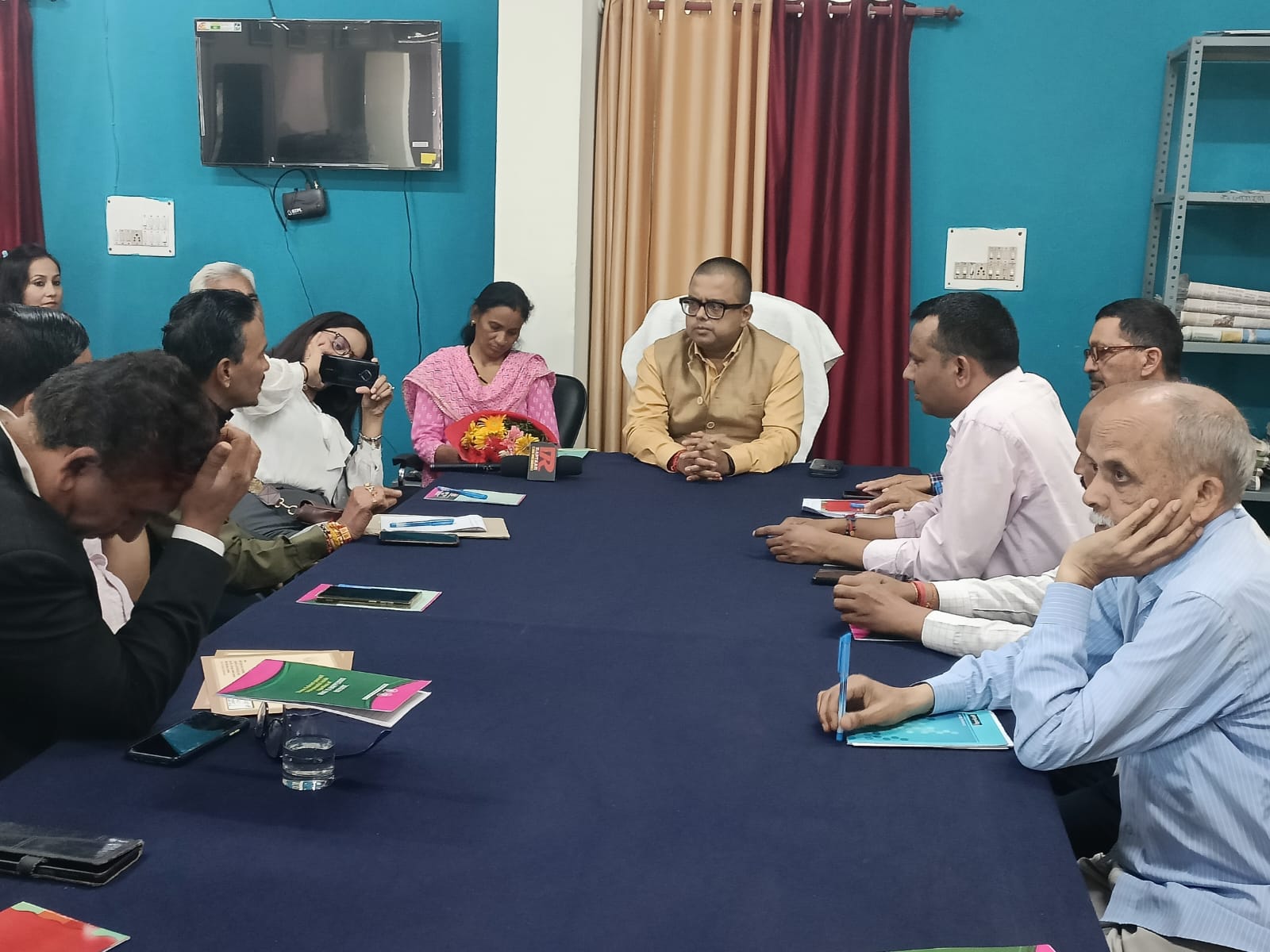 फोटो-21 एनटीएच 21-नई टिहरी में पत्रकारों की समस्याओं पर संवाद करते हुए संयुक्त निदेशक सूचना नितिन उपाध्याय। फोटो-21 एनटीएच 21-नई टिहरी में पत्रकारों की समस्याओं पर संवाद करते हुए संयुक्त निदेशक सूचना नितिन उपाध्याय।