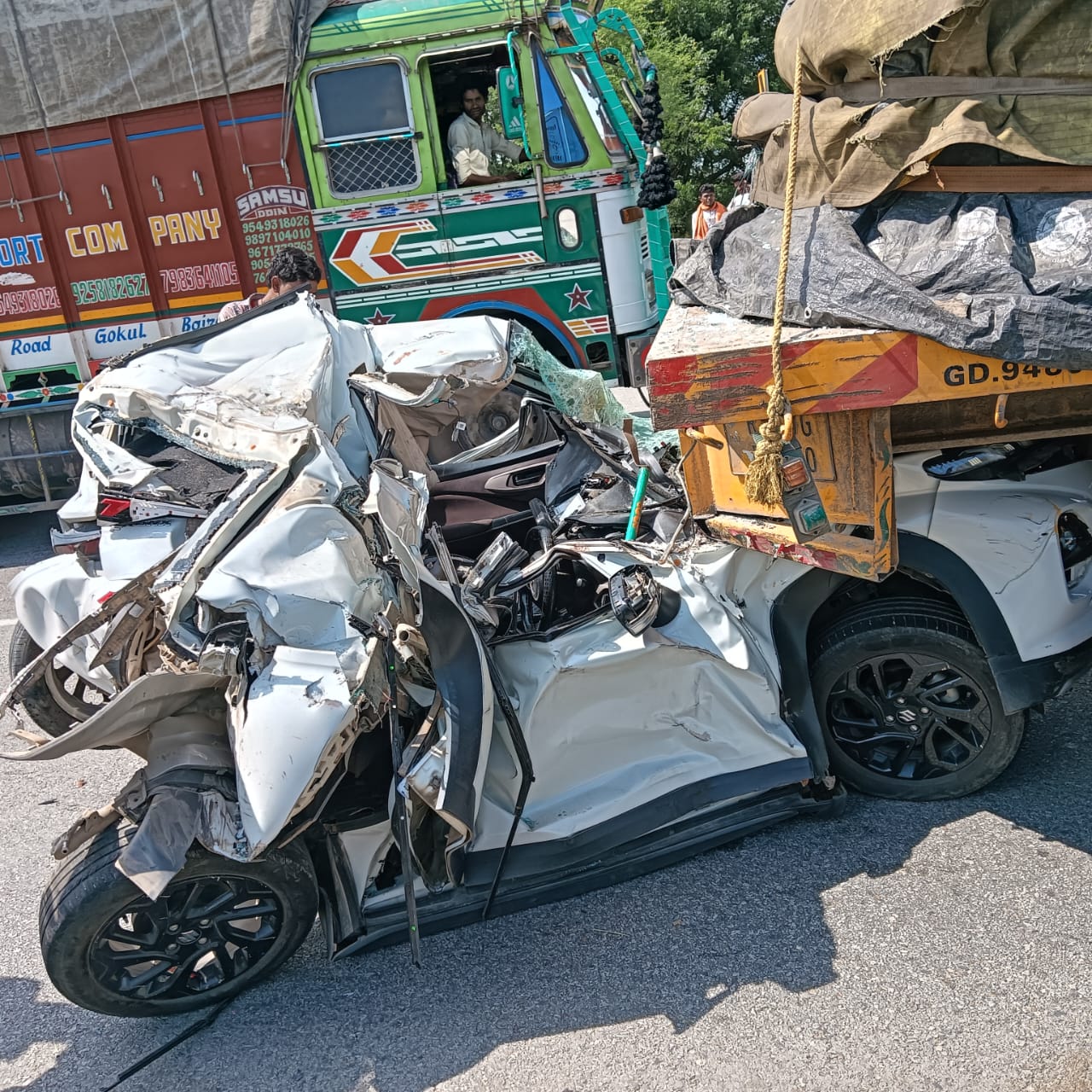 चित्तौड़गढ़ में उदयपुर सिक्सलेन पर शुक्रवार को सड़क हादसे में क्षतिग्रस्त हुई कार। चित्तौड़गढ़ में उदयपुर सिक्सलेन पर शुक्रवार को सड़क हादसे में क्षतिग्रस्त हुई कार।